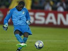 HRDINA. Boubacar Barry, branká Pobeí slonoviny, kope rozhodující penaltu v...