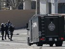 Zásahová jednotka francouzské policie (GIPN) bhem operace ve tvrti Castellane...