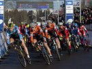 Start závodu cyklokrosa kategorie do 23 let na mistrovství svta v Táboe