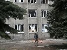 Ukrajinský voják prochází okolo poniené budovy ve mst Debalceve, která...