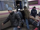 Obyvatelé východoukrajinského msta Artmivsk oputjí své domovy (5. února...