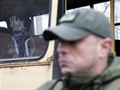 ena z východoukrajinského msta Debalceve si utírá slzy na palub autobusu,...