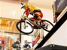 Cyklistick� z�vod Downmall v pra�sk�m n�kupn�m centru Ark�dy Pankr�c