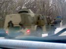 Ruský obrněnec GAZ-3937 Vodnik ve vojenské koloně na separatisty ovládaném...