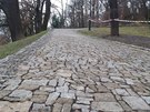 Opravená cesta v zahrad Kinských