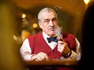 Karel Schwarzenberg pi besed ve Strakonicích pokuoval dýmku.