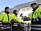 Policist� dost�vaj� pokyny p�ed zah�jen�m Sv�tov�ho poh�ru.