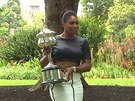 Serena Williamsová pózuje s trofejí pro vítzku Australian Open, kterou dobyla...