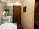 V pízemní koupeln je vana, umyvadlo a finská sauna. Klozet je umístný v...