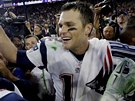 Quarterback Tom Brady (vpravo) se raduje se spoluhrái z triumfu New England...