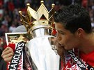 Cristiano Ronaldo z Manchesteru United slaví s trofejí pro vítze Premier League