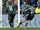 Domenico Berardi (vpravo) ze Sassuola skóruje z penalty proti Interu Milán.