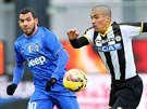 Allan (vpravo) z Udine se snaí uniknout Carlosi Tevezovi z Juventusu Turín.