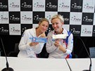 Denisa Allertová (vlevo) a Tereza Smitková na tiskové konferenci ped 1. kolem...