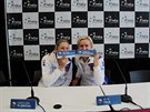Denisa Allertová (vlevo) a Tereza Smitková na tiskové konferenci ped 1. kolem...