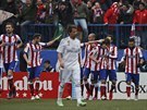 Tiago (tetí zprava) z Atlética Madrid pijímá gratulace k brance do sít Realu...