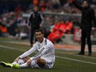 ZKLAMANÝ CRISTIANO. Útoník Realu Madrid Cristiano Ronaldo bhem duelu s...