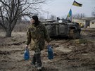 Ukrajinská armáda u strategického msta Debalceve (Ukrajina, 8. února 2015).