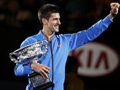 Spokojen Novak Djokovi oslavuje triumf na Australian Open.
