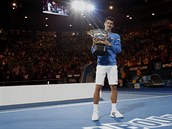 Novak Djokovi s trofej pro vtze Australian Open.