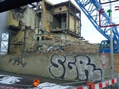 Kus historie v Praze končí, objekt bývalé továrny už kosí buldozer.