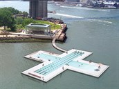 Plovrna Plus Pool (nebo tak +Pool), New York, USA. Bazn kominovan s...