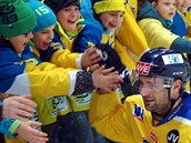 steck hokejista Jaroslav Roubk se zdrav s fanouky.