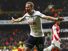 Harry Kane (vlevo), tonk Tottenhamu, slav svj druh gl, kter vstelil v...