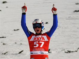 Norsk skokan na lych Anders Fannemel se raduje z triumfu v Titisee-Neustadtu.