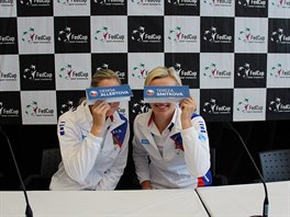 Denisa Allertov (vlevo) a Tereza Smitkov na tiskov konferenci ped zpasem...