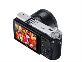 Fotoapart Samsung NX500 zvldne pipojit i extern blesk.