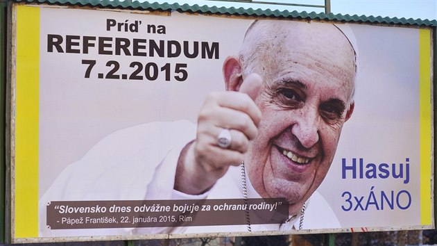Slovensk referendum 2015. Kesant aktivist vyuili na plakty i papee Frantika. (7. nora 2015)
