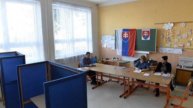Hlasovací místnost v jedné z vesnic na Slovensku při referendu o právu homosexuálních párů na manželství a adopci dětí. (7. února 2015)