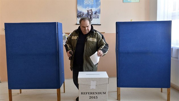 Volič vhazuje svůj hlas do referenda o právu homosexuálních párů na Slovensku. (7. února 2015)