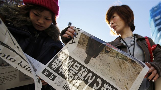 Japonci si tou rann zprvy o vrad japonskho novine Kendiho Gotoa (1. nora 2015)