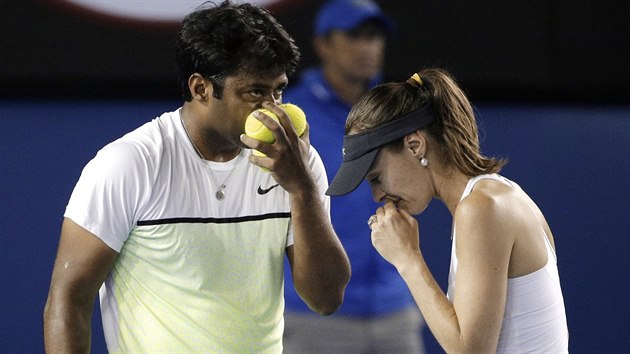 Leander Paes a Martina Hingisov se rad ve finle Australian Open.