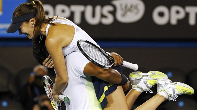 VTZN OBJET. Martina Hingisov a Leander Paes po tiumfu ve smen tyhe na Australian Open.