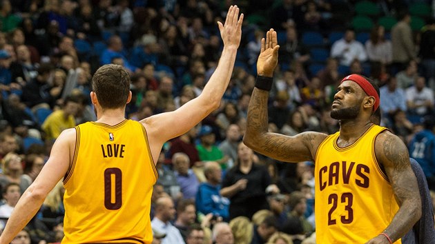 LeBron James (vpravo) a Kevin Love oslavuj povedenou akci Clevelandu.