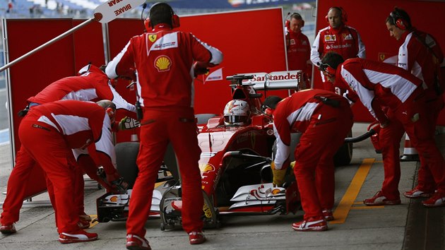 V pi mechanik je pi testovn v Jerezu novek v barvch Ferrari Sebastian Vettel.