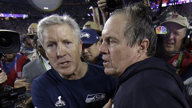 Kou tmu Seattle Seahawks Pete Carroll (vlevo) gratuluje kolegovi z New England Patriots Billu Belichickovi.