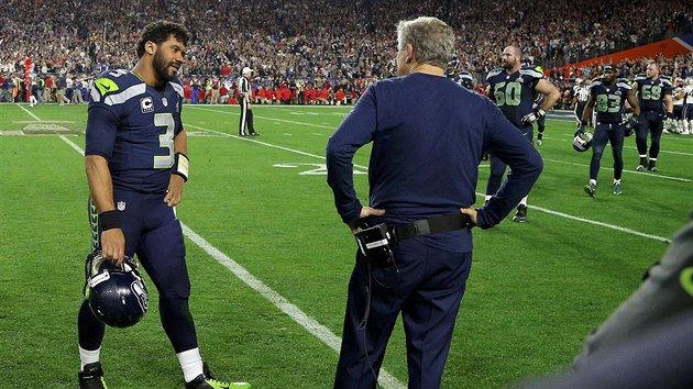 Kou tmu Seattle Seahawks Pete Carroll a quarterback Russell Wilson po zpackanm momentu.