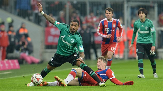 TVRD BOJ. Hodn asto se potkvali Bastian Schweinsteiger (na zemi) a Kevin-Prince Boateng.