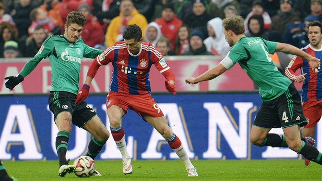Robert Lewandowski z Bayernu Mnichov se pout do souboje s obranou Schalke.
