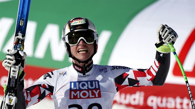 JE TO TAM. Hannes Reichelt se raduje ze zisku zlat medaile v superobm slalomu.