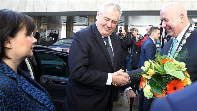 Prezidenta Miloe Zemana s manelkou pivtal hejtman steckho kraje Oldich Bubenek.