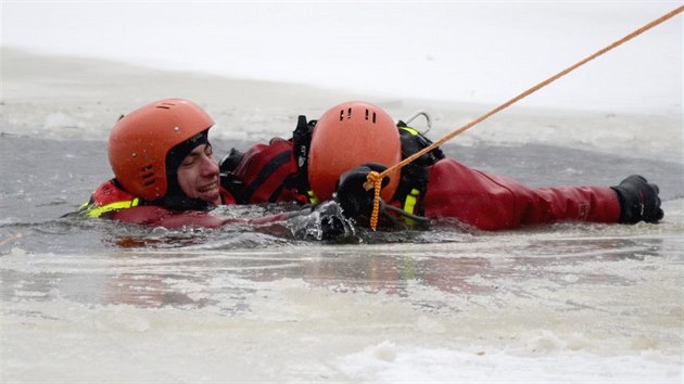 Hasii nacviuj na zamrzlm rybnku v Horch nedaleko Karlovch Var zchranu z ledu.