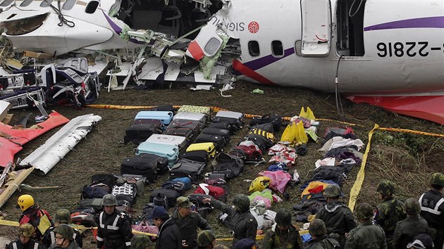 Ptrai shromdili zavazadla ze zcenho tchajwanskho letounu (5. nora 2015).