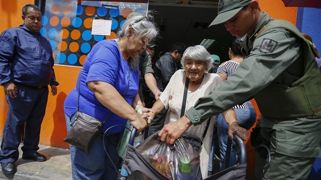 Žena nakoupila v caracaském supermarketu Día Día, který bude zestátněn (3. února 2015).