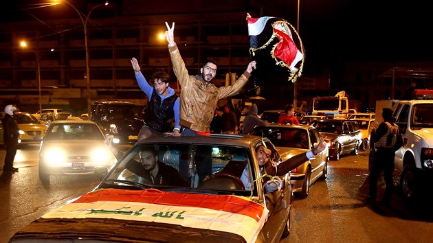 Obyvatelé Bagdádu slaví zrušení zákazu nočních vycházek (8. února 2015).