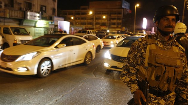 Obyvatelé Bagdádu slaví zrušení zákazu nočních vycházek, na bezpečnost dohlížely ozbrojené síly (8. února 2015).